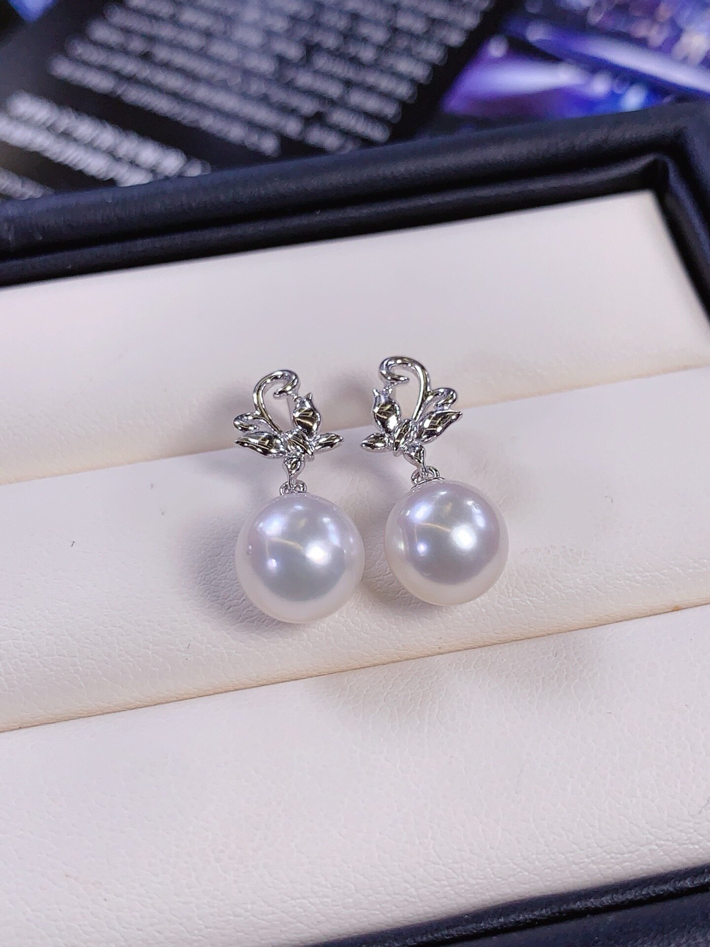 Fashionable Butterfly Dynamic  - Akoya Pearl Stud Earrings Sterling Silver recension och pris