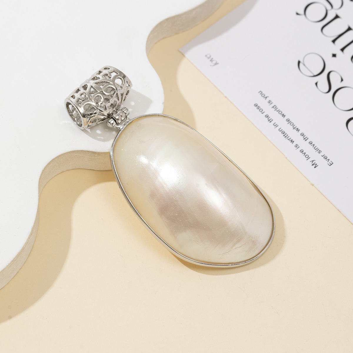 Natural Mother of Pearl Oval S - Mother Of Pearl Shell Pendant Necklace recension och pris