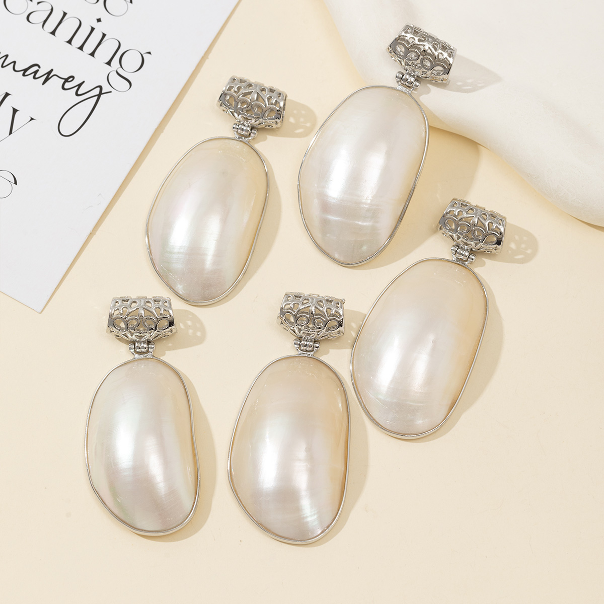 Natural Mother of Pearl Oval S - Mother Of Pearl Shell Pendant Necklace recension och pris