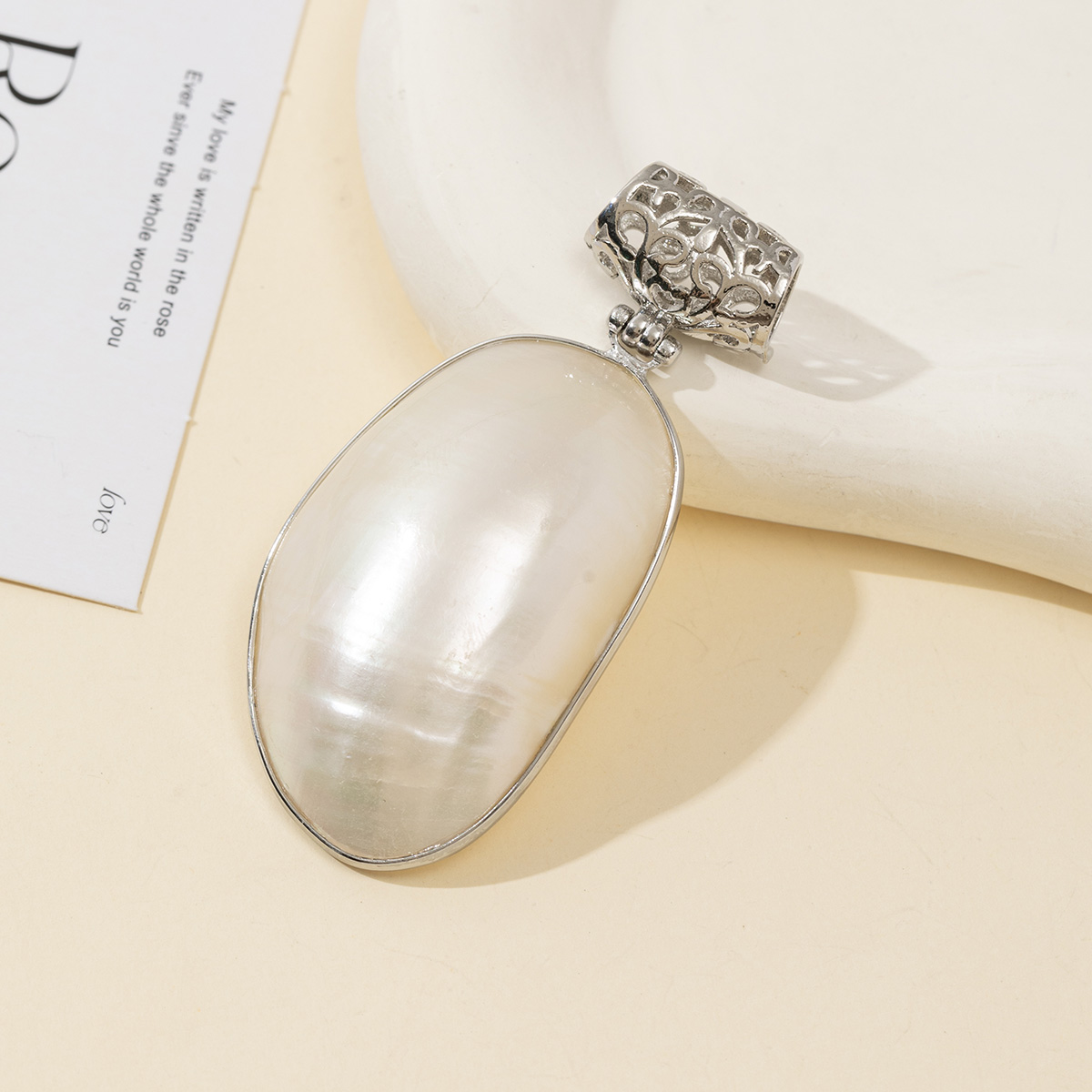 Natural Mother of Pearl Oval S - Mother Of Pearl Shell Pendant Necklace recension och pris